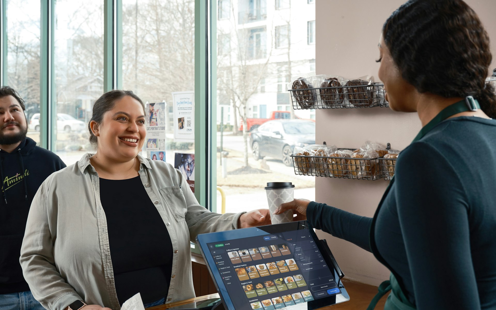 Clienta sonriendo en el mostrador de una cafetería